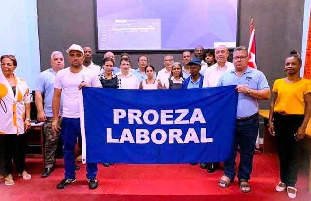 MaikelAlvarezP's tweet photo. #Felicitaciones 
La División Territorial de la Empresa de Telecomunicaciones de Cuba en Santiago de Cuba recibió la bandera Proeza Laboral, distinción otorgada por su desempeño en las labores de recuperación tras el paso del huracán Melissa.
#SantiagodeCuba 
#PorCubaJuntosCreamos https://t.co/kbwI3hY4UH
