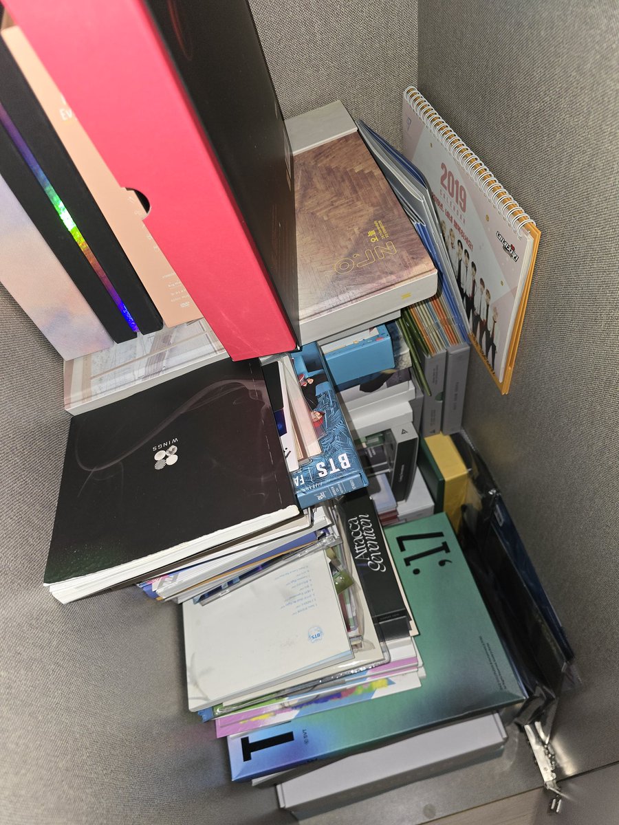 crying_wooah's tweet photo. 방탄소년단 세븐틴 앨범 시즌그리팅 DVD 포토북 멤버십 키트 블루레이 달력 포스터 양도합니다

사진에 없는 것도 더 많아요

https://t.co/Fg95BHypbI https://t.co/u659QFAdT9