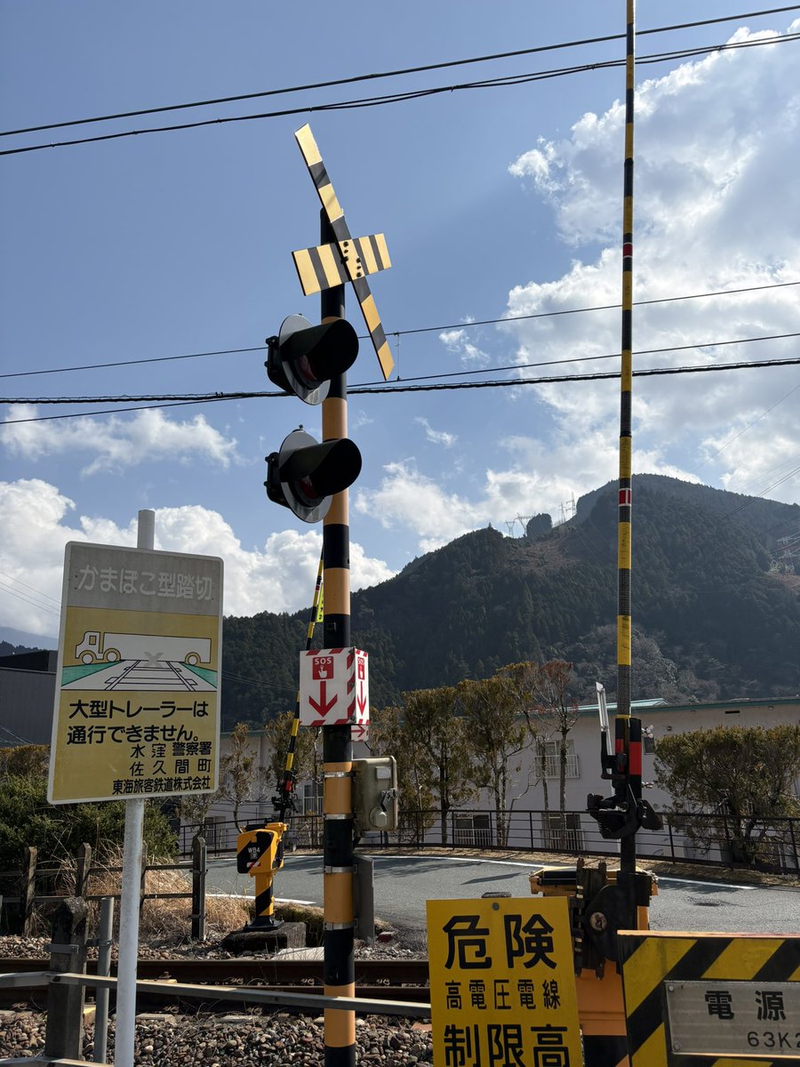 JR飯田線　電源踏切
すぐ近くに踏切名の由来となった電源開発佐久間発電所があります。