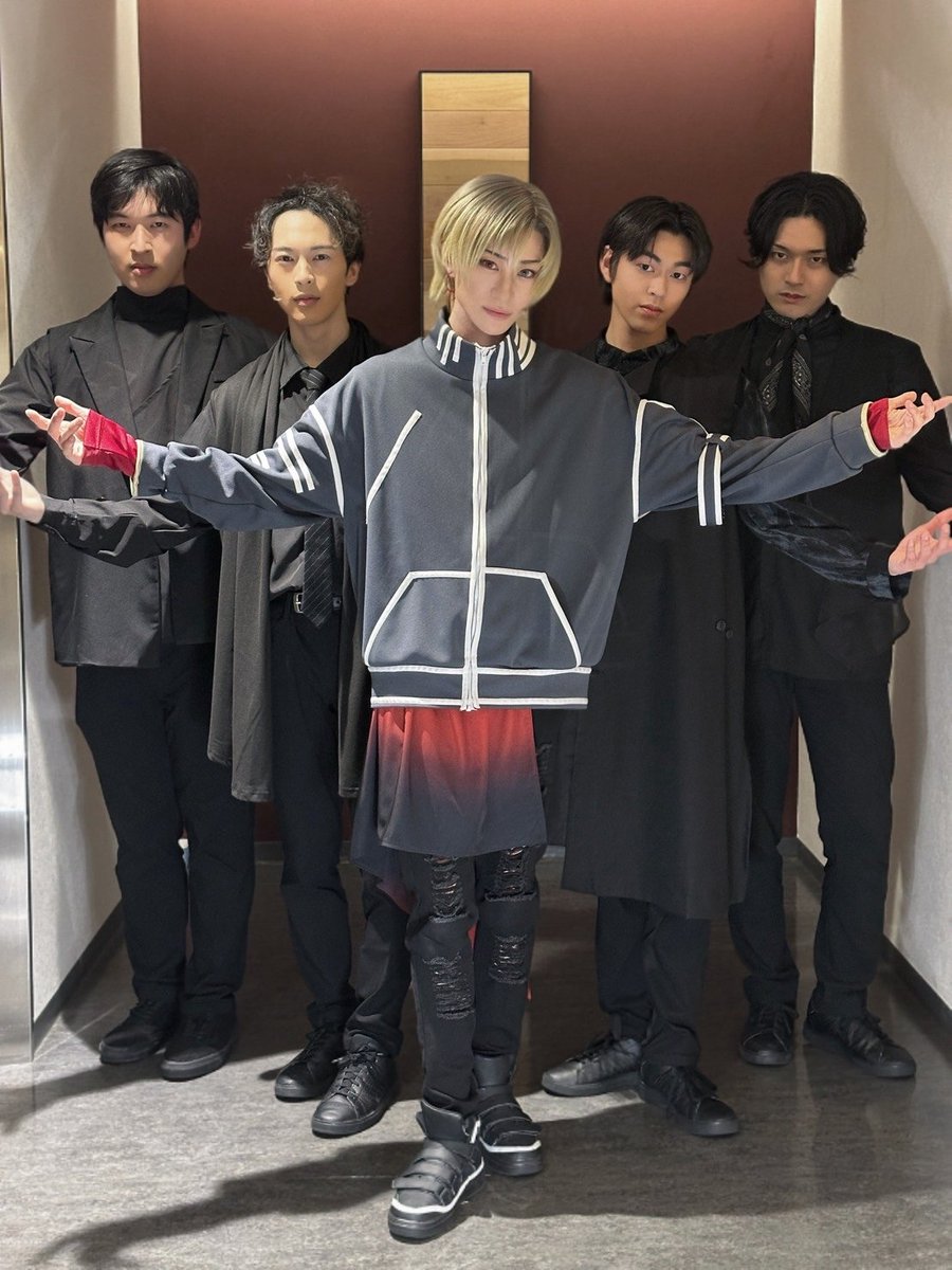 舞台「KING OF PRISM-Your Endless Call-み〜んなきらめけ！キンプリ☆ツアーズ」4日目、皆様お疲れ様でした❣️

本日は最後の使者、神無月アヰ役の中山さんと👁🌙
俺と君だけの…乾杯🥂ｶﾗﾝｯ

#ブタキン
#キンツア
#舞台キンプリ