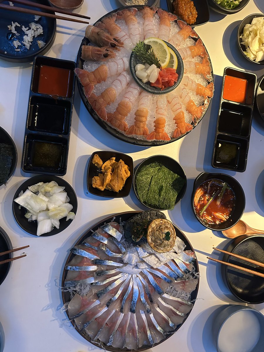 ters20033's tweet photo. 제주 함덕 고씨네 횟집 방문기 🐟

테이블에 앉자마자
새우회 한 판, 방어회 한 판, 성게알, 해초, 각종 밑반찬이
눈앞에 펼쳐지는데

그 순간 내 위장이 말을 걸어옴

위장: "야"
나: "응?"
위장: "저거 다 우리 거야?"
나: "응"
위장: "..."
위장: "나 오늘 최선을 다할게"

---

새우회를 한 점 집어 입에 넣는 순간

위장: "이거... 살아있어"
나: "응 방금 잡은 거래"
위장: "나 제주 이민 올게"

---

고등어회와 갈치회까지 접시에 올리니까

위장: "야 잠깐만"
나: "왜"
위장: "나 지금 감당이 안 돼"
나: "성게알도 있어"
위장: "...그냥 죽여줘"

---

성게알을 밥 위에 올려 한 술 뜨는 순간

위장이 갑자기 조용해짐

나: "왜 말 없어"
위장: "..."
나: "괜찮아?"
위장: "고씨네한테 고맙다고 전해줘"

---

함덕 바다 보면서 먹는 제주 생물회

이게 사람이 누릴 수 있는 최고의 사치인지
아니면 그냥 저녁인지

아직도 모르겠음

부럽죠? 🥹🐟

#고씨네횟집 #함덕횟집 #제주횟집 #제주맛집 #함덕맛집 #새우회 #방어회 #성게알 #제주회 #제주도여행 #제주여행 #먹스타그램 #회스타그램 #국내여행추천 #제주도맛집 #JejuFood #Jeju #KoreaFood #jejutravel #seafood #freshasfish