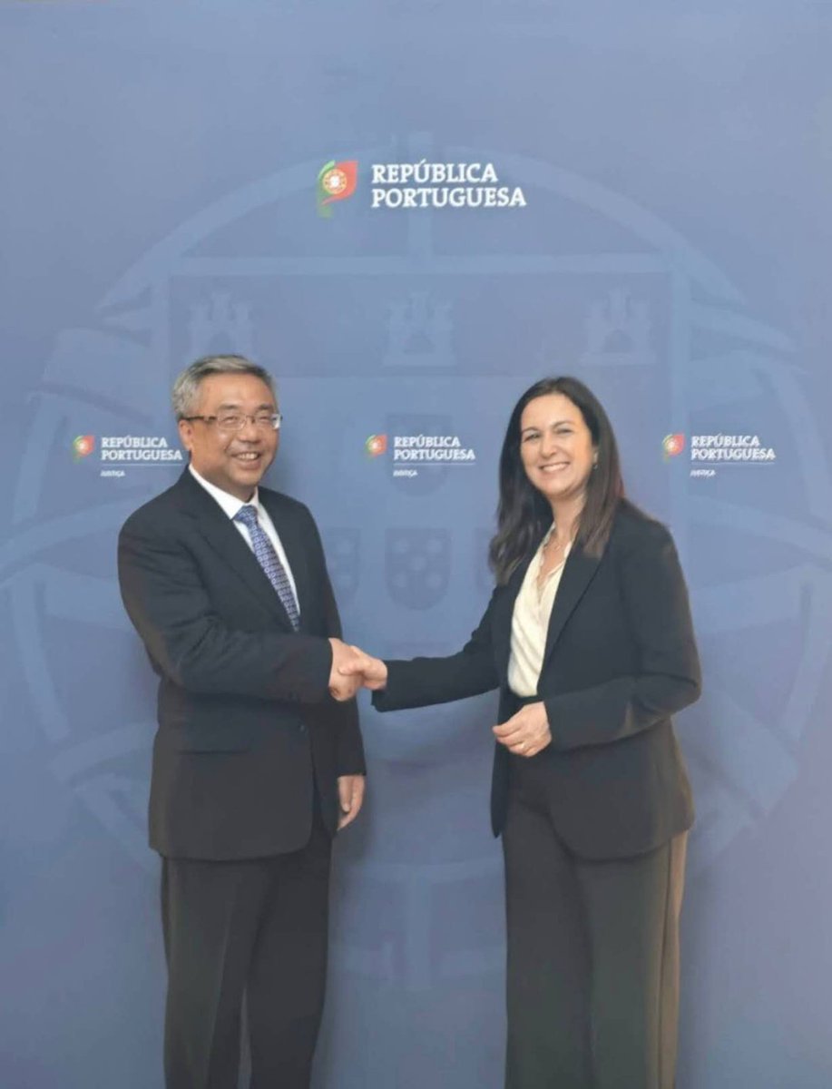 O Embaixador Yang Yirui reuniu-se com a Ministra da Justiça, Dra. Rita Alarcão Júdice. As duas partes trocaram opiniões sobre as relações sino-portuguesas e a cooperação judicial entre os dois países.
O embaixador Yang Yirui afirmou que, a China está disposta a trabalhar com