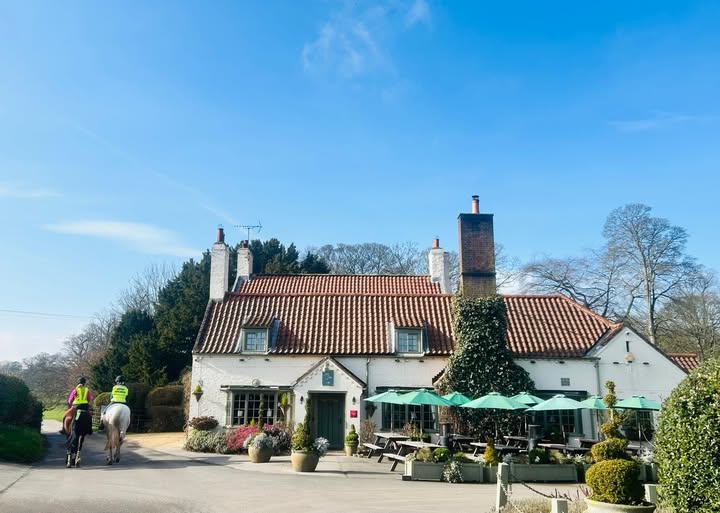 pipeandglass's tweet image. At last, blue skies in South Dalton! 📷
#pipeandglass #michelinstar #springiscoming #gloriousday