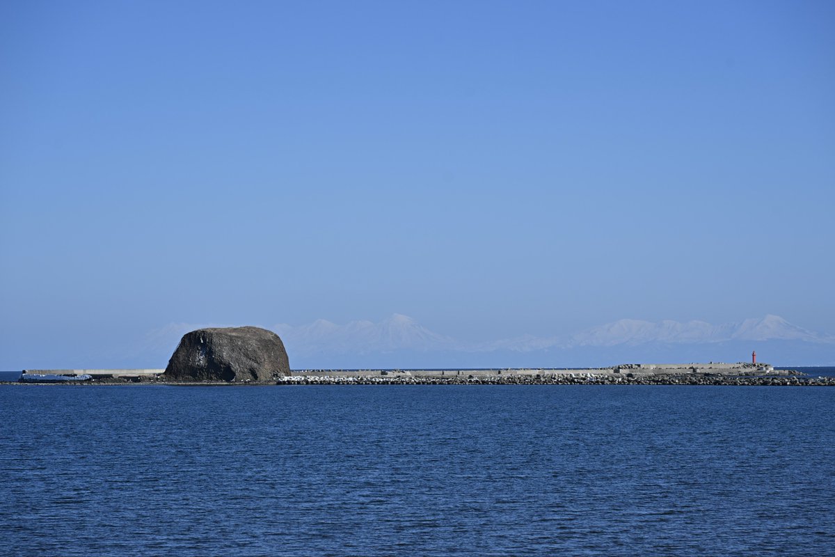 モヨロの海岸から。知床連山をバックに、帽子岩