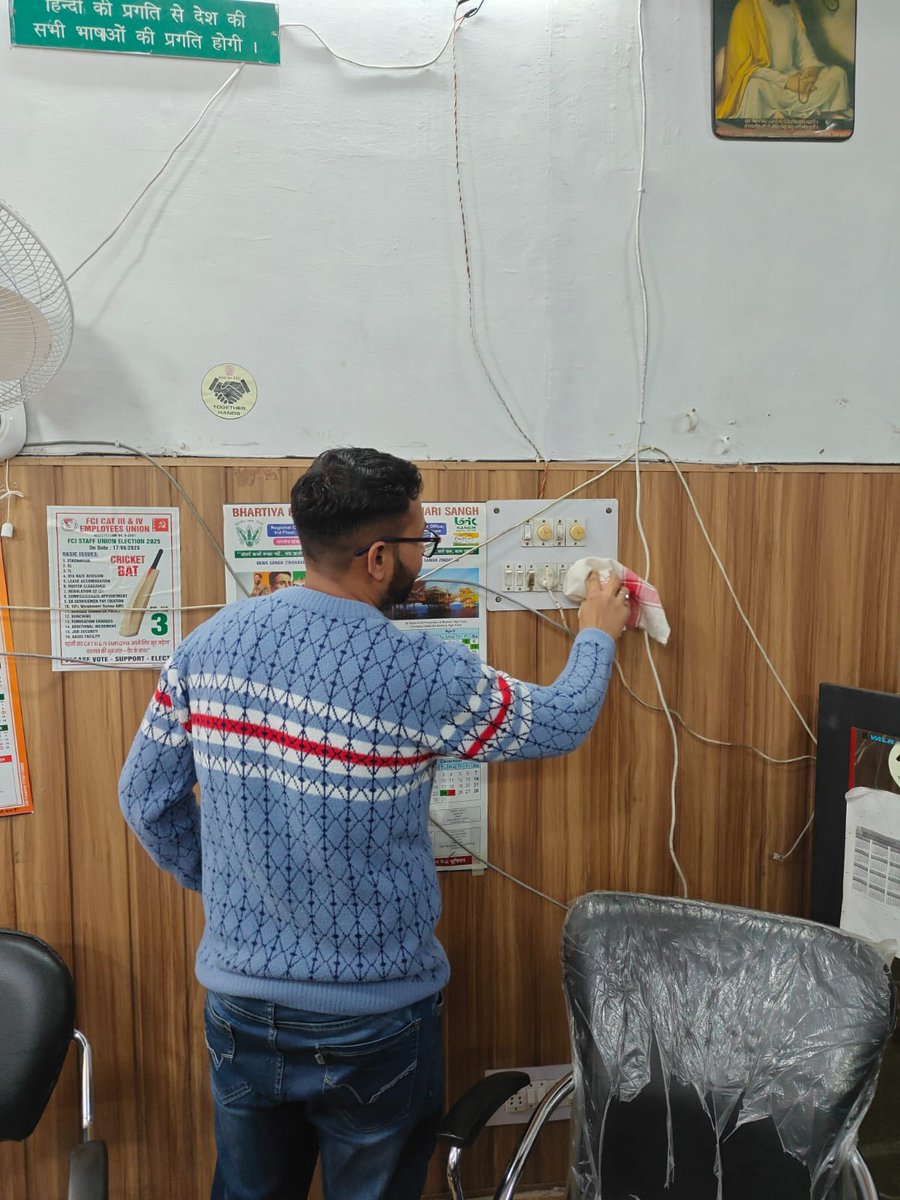 fci_pta's tweet photo. भारतीय खाद्य निगम,मण्डल कार्यालय पटियाला  में विद्युत उपकरणों की विशेष सफाई - पंखे, ट्यूबलाइट, एयर कंडीशनर, एसी डक्ट, स्विच बोर्ड आदि की सफाई की गई। स्वच्छ और सुरक्षित कार्यस्थल के लिए प्रतिबद्ध! https://t.co/AmwMpRiCTf