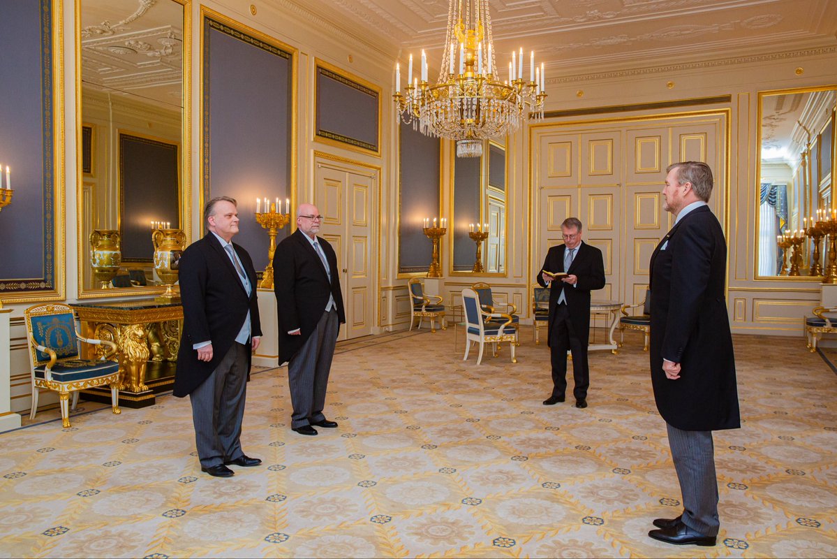 Staatsraden Van Boom en Muller worden ten overstaan van de Koning beëdigd op Paleis Noordeinde. 
 
🔸 De heer Van Boom en de heer Muller worden ontvangen vanwege hun benoemingen tot staatsraad in de Afdeling advisering van de Raad van State. koninklijkhuis.nl/actueel/nieuws…