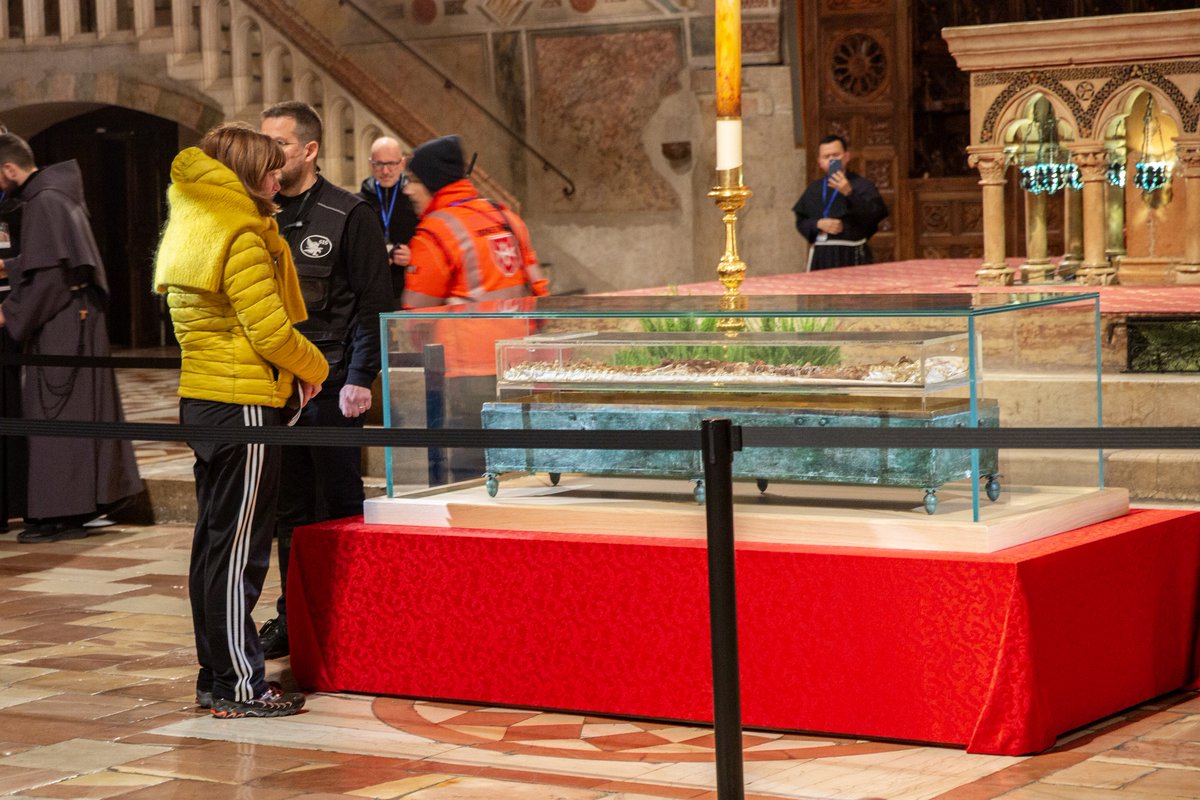 zenitfrancais's tweet photo. Dès l’aube, des milliers de pèlerins auprès de François d’Assise - Près de 18 000 pèlerins en une journée à la Basilique Saint-François d’Assise pour l’exposition des reliques

https://t.co/sXufzpJegf https://t.co/gzAt5D3HbO