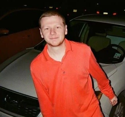 🔴İki yıl önce bugün: Aaron Bushnell, ABD'nin İsrail'in Gazze'ye yönelik saldırılarına ortaklığını protesto etmek amacıyla Washington'daki İsrail büyükelçiliği önünde kendini ateşe verdi.