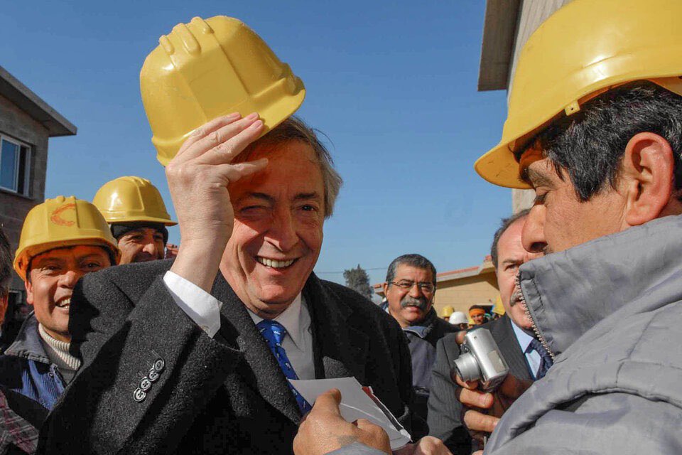 Cuando asumió como presidente, Néstor apostó por la producción y el trabajo argentino.

Le devolvió a la industria fuerza, a los trabajadores derechos y al país dignidad.

Ese es el modelo que siempre vuelve a poner a la Argentina de pie.

Gracias, Néstor✌️