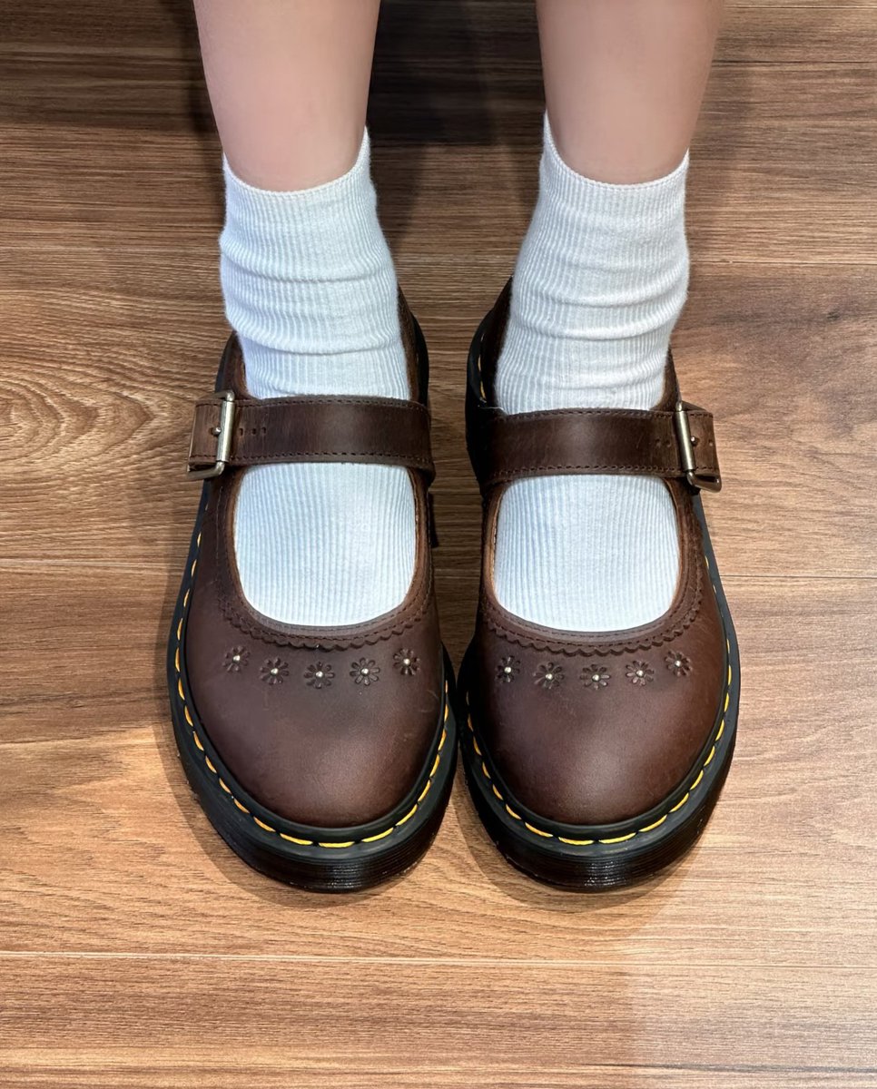 this dr martens docmart shoes look so classy and pretty