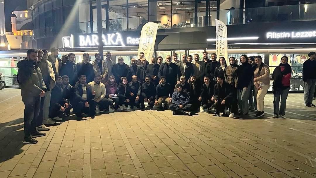 MHasaneh's tweet photo. Öğrencilerimize her zaman taraf olmaya devam edeceğim. Dün devrimin kaynağı ve düşünsel öncüsü olan gençlerimiz, bugün de bağımsız Filistin Devleti için özgür yarınlara yürüyüşümüzde bilincin ve mücadelenin en temel dayanağını oluşturmaktadır. Üniversiteler hiçbir zaman yalnızca bir eğitim alanı olmamış; her daim fikrin yuvası, liderliğin yetiştiği bir okul ve milli sesin kürsüsü olmuştur.
Bu iftar programında sizlerle bir arada olmaktan büyük memnuniyet duydum. Bu buluşma, taşıdığı kardeşlik ve aidiyet ruhuyla; akademik başarı üzerinden milli sorumluluğu bir arada yürütme iradenizi bir kez daha ortaya koymuştur. Akademik hayatınızda başarılarınızın daim olmasını diliyor, ilmi azim ve kararlılıkla sürdürmenizi temenni ediyorum. Sizler, Filistin’in özgürlük, onur ve bağımsızlık yolunu aydınlatan ışığı olacaksınız.
Ayrıca bu buluşmada siz değerli öğrencilerimizi Filistin siyasi sahasındaki son gelişmeler, önümüzdeki dönem ve beraberinde getirdiği zorluklar hakkında da bilgilendirme imkânı bulduk.