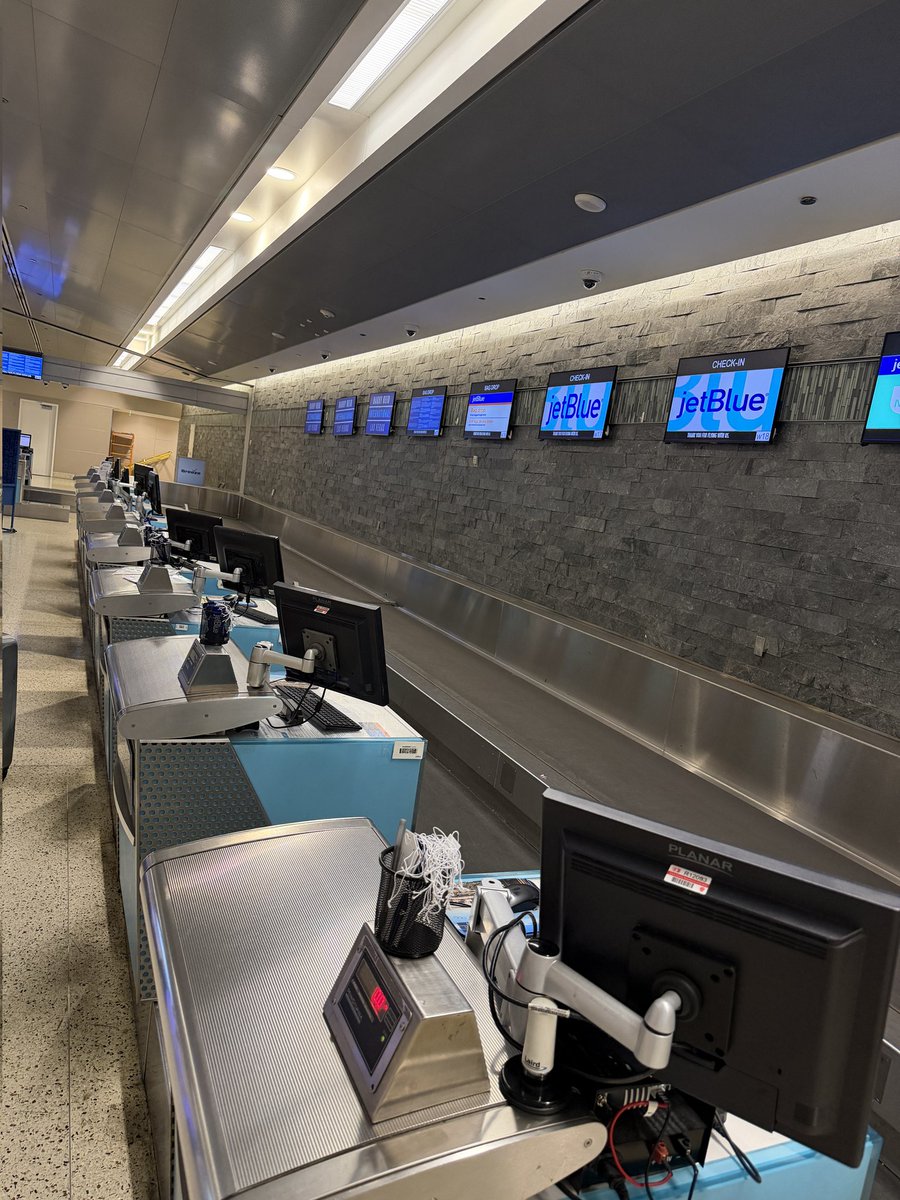 AnandamRoy's tweet photo. @JetBlue we are at Las Vegas airport. It's been 15 minutes but no staff at bag drop. Unbelievable! https://t.co/XTaEpteq4j