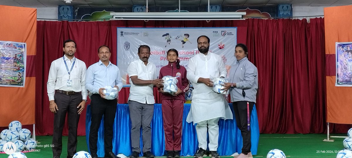 JawaharMedak's tweet photo. Football for Schools (F4S): A FIFA initiative promoting soccer in schools by providing equipment and training, seen at PM SHRI JAWAHAR NAVODAYA VIDYALAYA, Wargal.#NVS_HQ #nvs #nvrohyd
#jnv #F4S https://t.co/OkDgFTxOWd