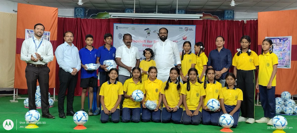 JawaharMedak's tweet photo. Football for Schools (F4S): A FIFA initiative promoting soccer in schools by providing equipment and training, seen at PM SHRI JAWAHAR NAVODAYA VIDYALAYA, Wargal.#NVS_HQ #nvs #nvrohyd
#jnv #F4S https://t.co/OkDgFTxOWd