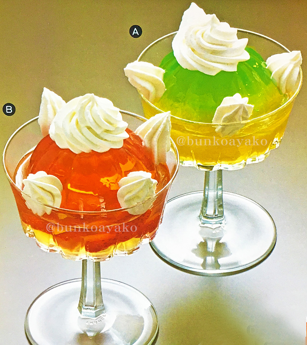 bunkoayako's tweet photo. 「手づくりの絵本天火なしでできるお菓子」昭和54年　雄鶏社発行 「天火」を使わないケーキや冷菓などのお菓子が紹介されている昭和可愛いティーン向けの本。※「天火（テンピ）」はコンロなどの火の上に置いて調理する「オーブン」のようなものです。 https://t.co/DN7o6kUVZg