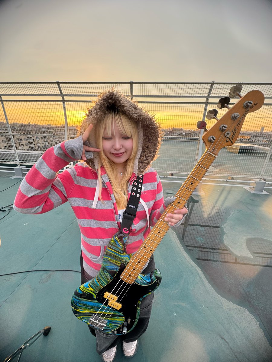 himitsupug's tweet photo. 『One More Rush』 MV出ましたぁ

感想とかいっぱい聞きたい

奇跡的に夕日とか出てきちゃった
観てきて⬇️

🔗 https://t.co/TH9JYp4mpE https://t.co/HZRPzslgsZ