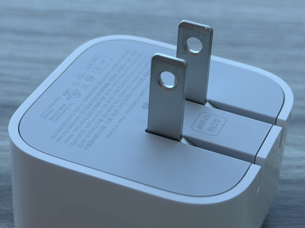 WhoQCA's tweet photo. Apple produced three different types of metal plug prongs.
The one shown in the last image is the Taiwan version https://t.co/eH1limPQ5d