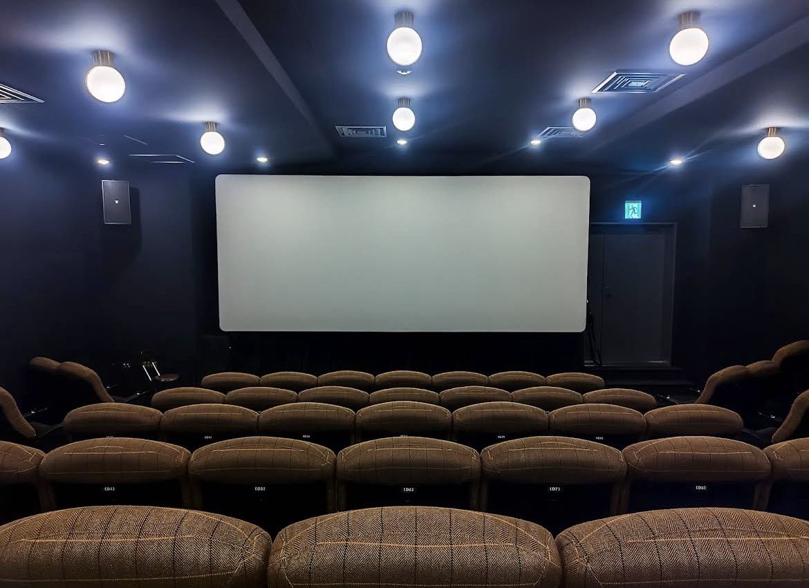 mikawa_eiga's tweet photo. ∗*ﾟ #びらくばーる部 @下北沢

本日より短編映画『愛の挨拶』高橋ゆなが劇場にてチラシ配りをさせていただいております。
お足元の悪い中でしたが、皆様チラシを受け取ってくださいました！誠にありがとうございます。

雨の日こそ！
ゆったり映画は
いかがでしょうか？👀🍿*゜

@K2shimokita 

#愛の挨拶
#短編映画
#自主映画
#岩松あきら
#高橋ゆな
#田中博士