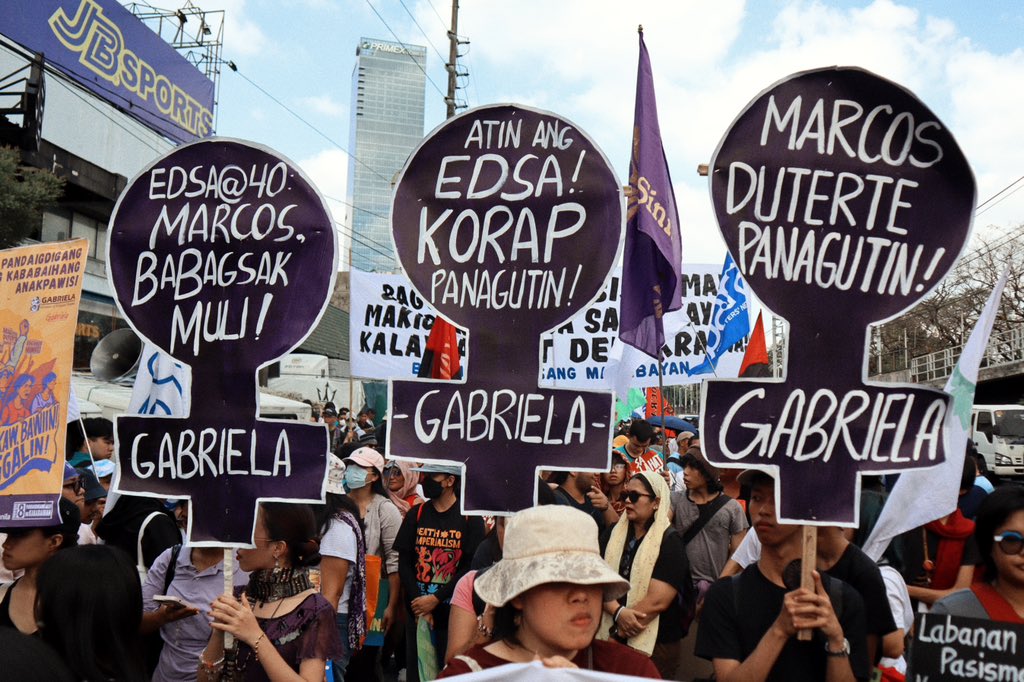 pietwokay's tweet photo. edsa shrine mob today!!!! ang ganda ng turnout!!!! https://t.co/poI8JbD1he