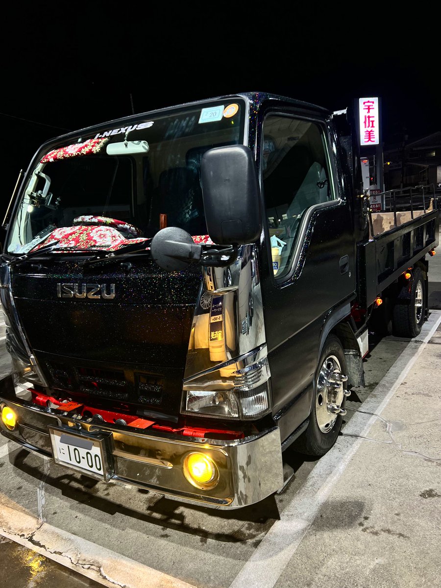 mayachan0426's tweet photo. 仕上がってきたじゃん
あとはコボレーンシートオーダー待ち🥺

デコトラミラーとバイザー案件あれば買います😏 https://t.co/maSYVGMOJJ