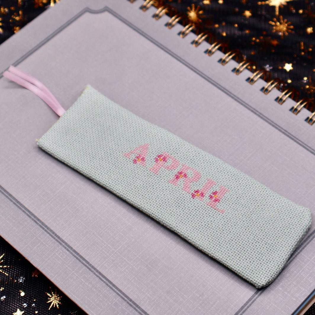 今日は新作をご紹介✨️ 4月のしおりに黄緑色が登場しました！ 4月の