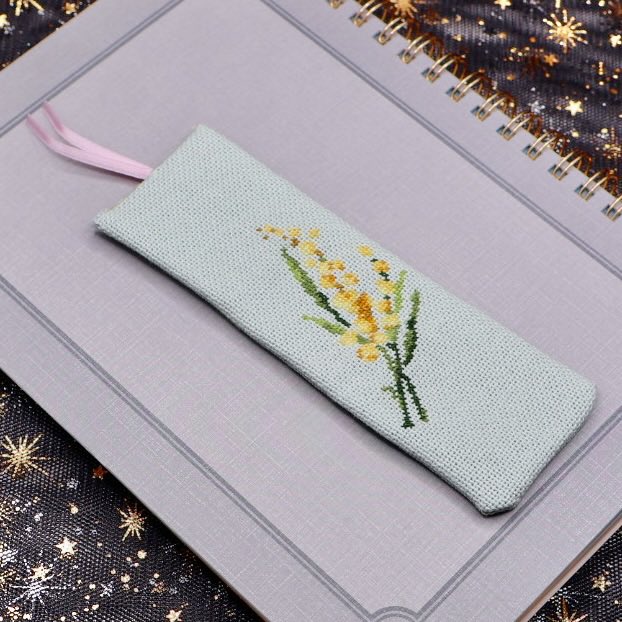 今日は新作をご紹介✨️ 4月のしおりに黄緑色が登場しました！ 4月の