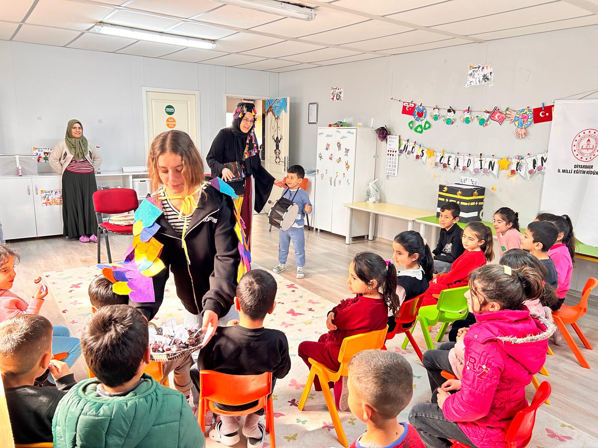 KozanSur's tweet photo. Etkinlikleriyle öğrencilerimizin güzel birgün geçirmelerini sağlayan Gülşen ÖZEREN hocamıza ve İl Milli Eğitim ARGE birimi personeline tşk ederiz. @tcmeb @Diyarbakirmem @surkaymakamlik @SurMilliEgitim @ErnezDemir https://t.co/8Nb85oX7iO