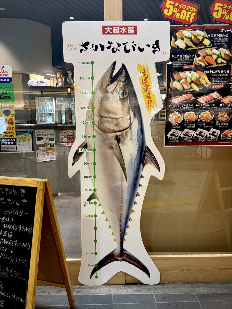 bigsoup1976's tweet photo. The Bethsめっちゃよかった！！
メロディックなアルペジオに絡みつく疾走感のあるドラムと芯のあるベース、バンドメンバーのボイスが一体になる瞬間が堪らなかった！
大起水産のでっかいツナ持ってライブに行きたかったな🐟
#thebeths https://t.co/wc4Ol7Tirg