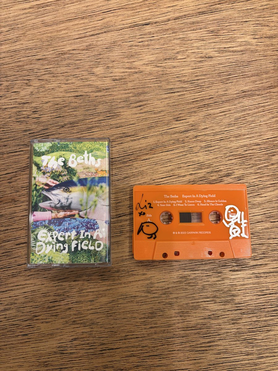 bigsoup1976's tweet photo. The Bethsめっちゃよかった！！
メロディックなアルペジオに絡みつく疾走感のあるドラムと芯のあるベース、バンドメンバーのボイスが一体になる瞬間が堪らなかった！
大起水産のでっかいツナ持ってライブに行きたかったな🐟
#thebeths https://t.co/wc4Ol7Tirg