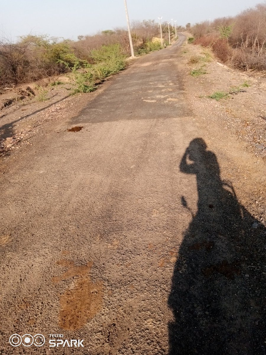 DevrajG75426474's tweet photo. यह रास्ता हिण्डोली तहसील के ग्राम पंचायत डाटून्दा के ग्राम जहाजपुरिया के मजरा खांखरी का बरडा का है इस सडक की घटिया निमा॔ण सामग्री की वजह से 1 साल के अन्दर पूरी तरह से उखड गई है पेचवक॔ मे बिना बेलन घूमाए गिट्टी डाल देते है जिससे आए दिन राहगीर परेशान हो रहे है @PwdRajasthan https://t.co/tUw6AzqAiQ