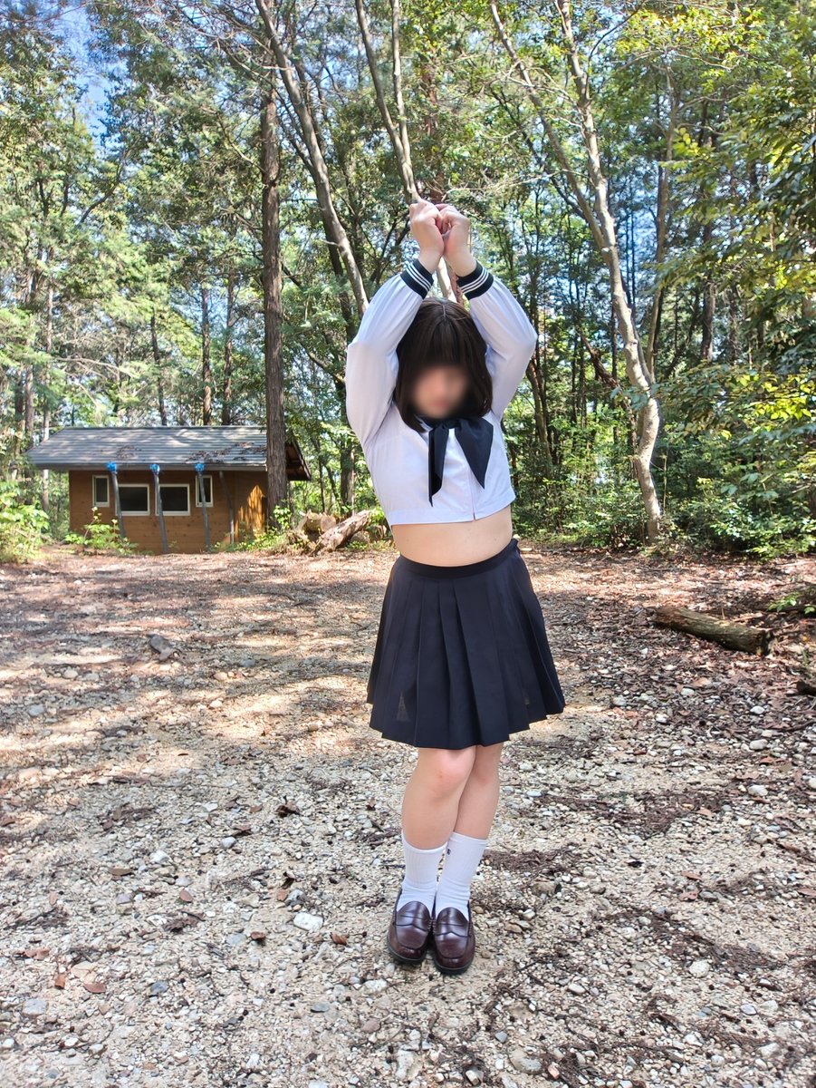 捕獲された制服少女写真：3枚