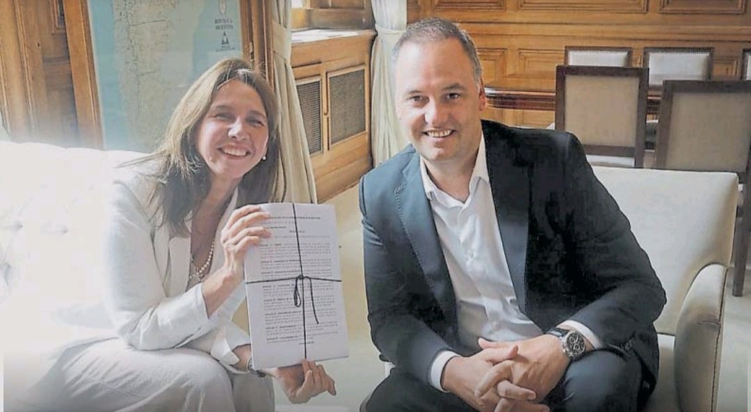 🧵📍 Política porteña en modo campaña
En la previa de la apertura de sesiones en <a href="/LegisCABA/">Legislatura CABA</a>, <a href="/KarinaMileiOk/">Karina Milei</a> mueve fichas en CABA: <a href="/madorni/">Manuel Adorni</a> escenificó la entrega a <a href="/PilarRamirezmpr/">Pilar Ramírez</a> de 66 proyectos de La Libertad Avanza para marcarle la cancha a <a href="/jorgemacri/">Jorge Macri</a> en su propio bastión. 🏛️