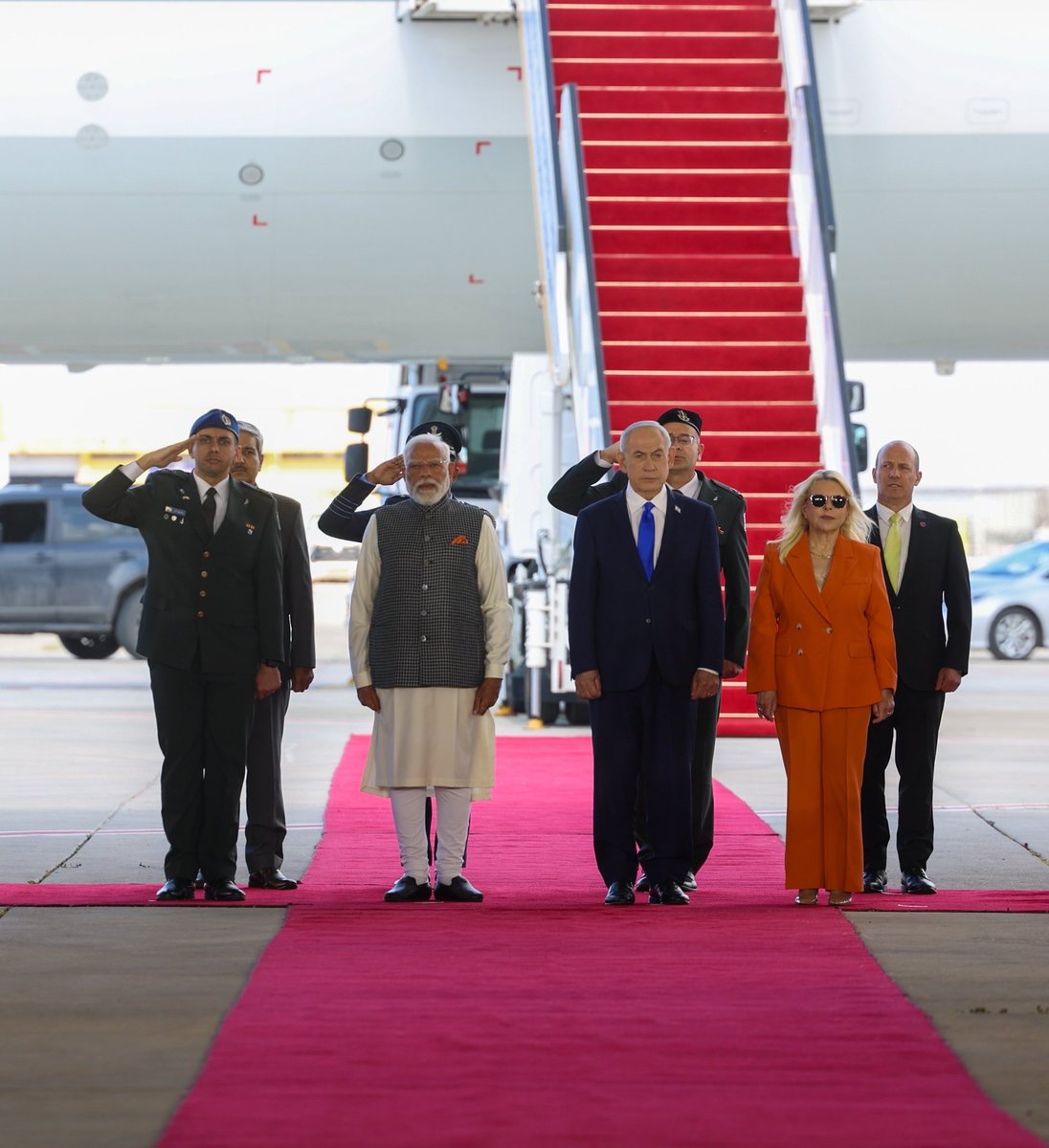 ઇઝરાયલની ધરતી પર માનનીય પ્રધાનમંત્રી શ્રી નરેન્દ્ર મોદીજીનું પ્રધાનમંત્રી બેન્જામિન નેતન્યાહુ દ્વારા ઉમળકાભેર સ્વાગત કરવામાં આવ્યું.