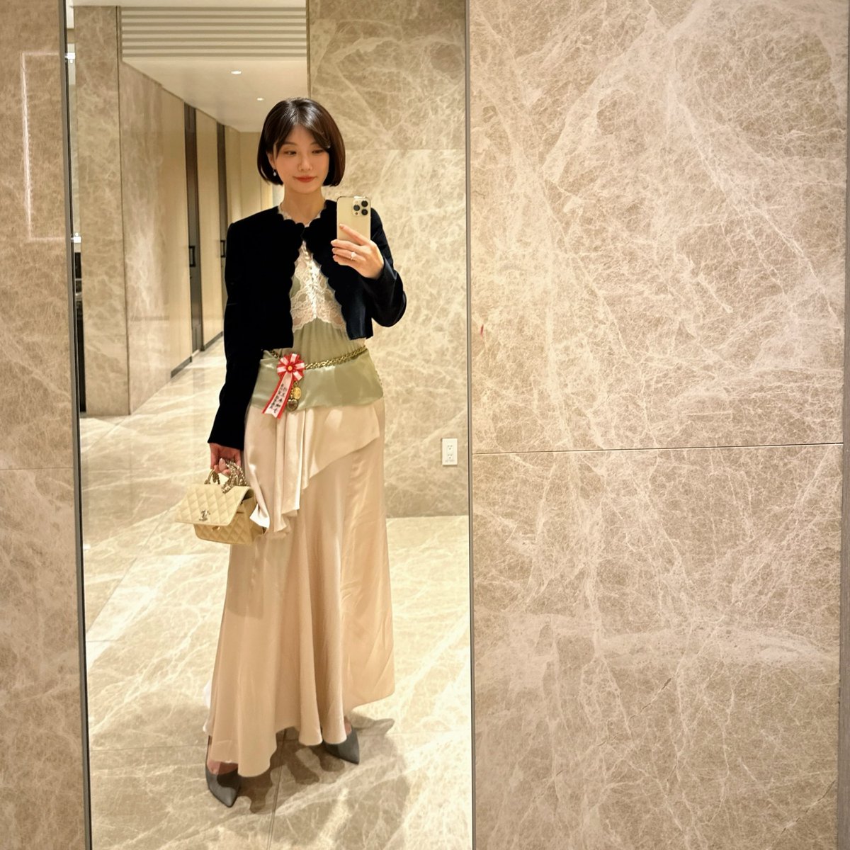 mieko_kawakami's tweet photo. 元旦から���まった「りぼん通信」8回め、配信しました🎀今夜は「打算も稼ぎも幽霊も」。芥川賞の授賞式、打算とマナー、中原中也賞、海外の出版契約エトセトラ、原稿用紙で20枚、いつも長すぎて嫌がられそうやけど、いつも楽しみに待っていてくださる皆様ありがとう、おれも楽しいです！いつも写真が自撮りか鏡越しなのは、いつもひとりだからだよ
https://t.co/g9wa3tpSNj