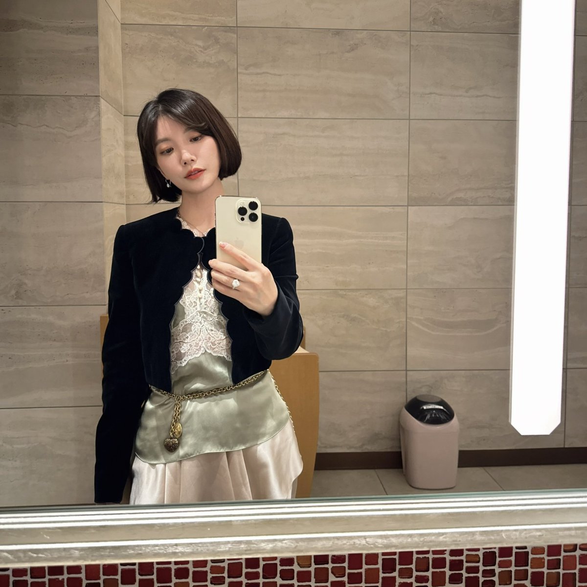 mieko_kawakami's tweet photo. 元旦から���まった「りぼん通信」8回め、配信しました🎀今夜は「打算も稼ぎも幽霊も」。芥川賞の授賞式、打算とマナー、中原中也賞、海外の出版契約エトセトラ、原稿用紙で20枚、いつも長すぎて嫌がられそうやけど、いつも楽しみに待っていてくださる皆様ありがとう、おれも楽しいです！いつも写真が自撮りか鏡越しなのは、いつもひとりだからだよ
https://t.co/g9wa3tpSNj