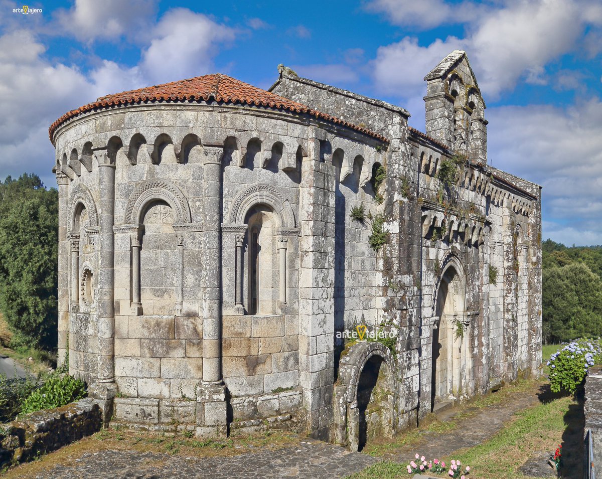 Hoy os presento una joya desconocida del Románico de Pontevedra (Galicia).
Se trata de la Iglesia de San Pedro de Vilanova de Dozón (1154), un templo que destaca por sus proporciones, armonía y decoración ⬇️⬇️⬇️
arteviajero.com/articulos/mona…
#FelizMiercoles #arte