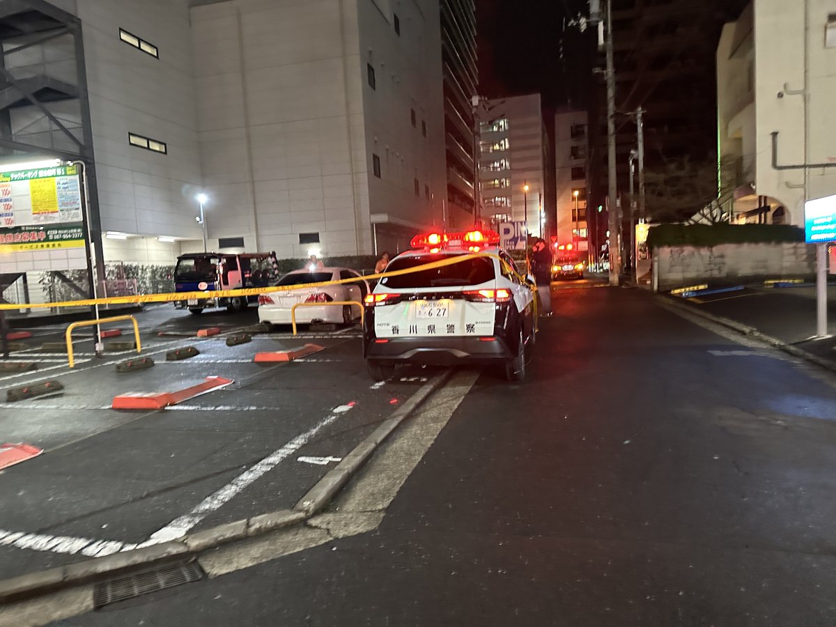 事件か？直管の200系クラウンが警察に囲まれてた。
オーナー居ないのかお巡りさんが「エンジンかけたらこの爆音だもん」と。
