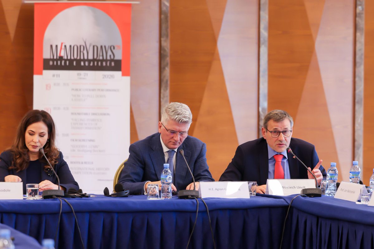 PLinAlbania's tweet image. 🇵🇱 Prof. Jan Skórzyński podczas 11. edycji #MemoryDays.
🗣️W panelu „Upadające symbole – doświadczenia transformacji” przedstawił polskie doświadczenia przemian po 1989 r. i refleksję nad rolą symboli w procesie demokratycznej transformacji.
#IDMC #Polska #Historia #Transformacja