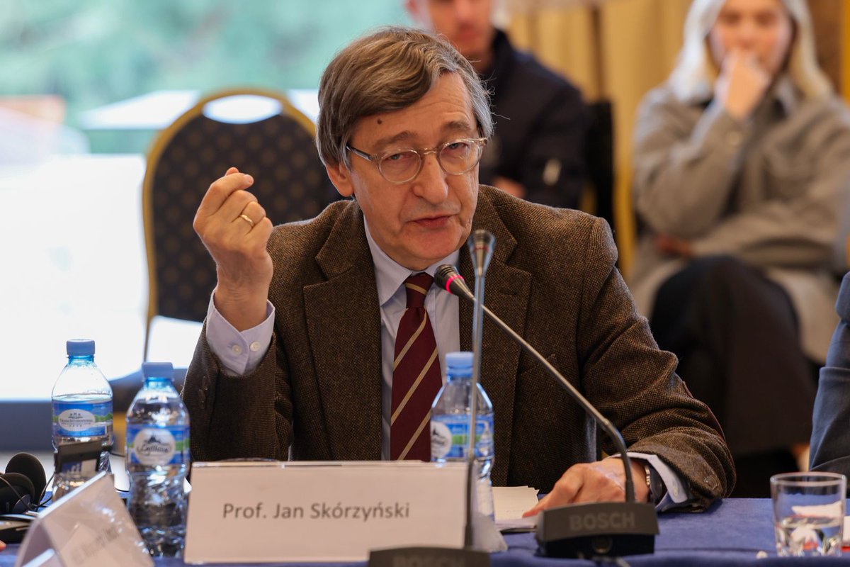 PLinAlbania's tweet image. 🇵🇱 Prof. Jan Skórzyński podczas 11. edycji #MemoryDays.
🗣️W panelu „Upadające symbole – doświadczenia transformacji” przedstawił polskie doświadczenia przemian po 1989 r. i refleksję nad rolą symboli w procesie demokratycznej transformacji.
#IDMC #Polska #Historia #Transformacja