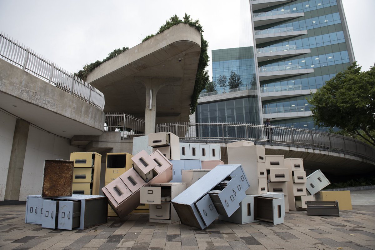 Anyone seen these filing cabinets in the middle of the street in the vicinity of Africa’s richest square mile? Anyone? It’s giving “skhiphamafiles” 🫣. #NothingShouldStopYourBusiness #Ad