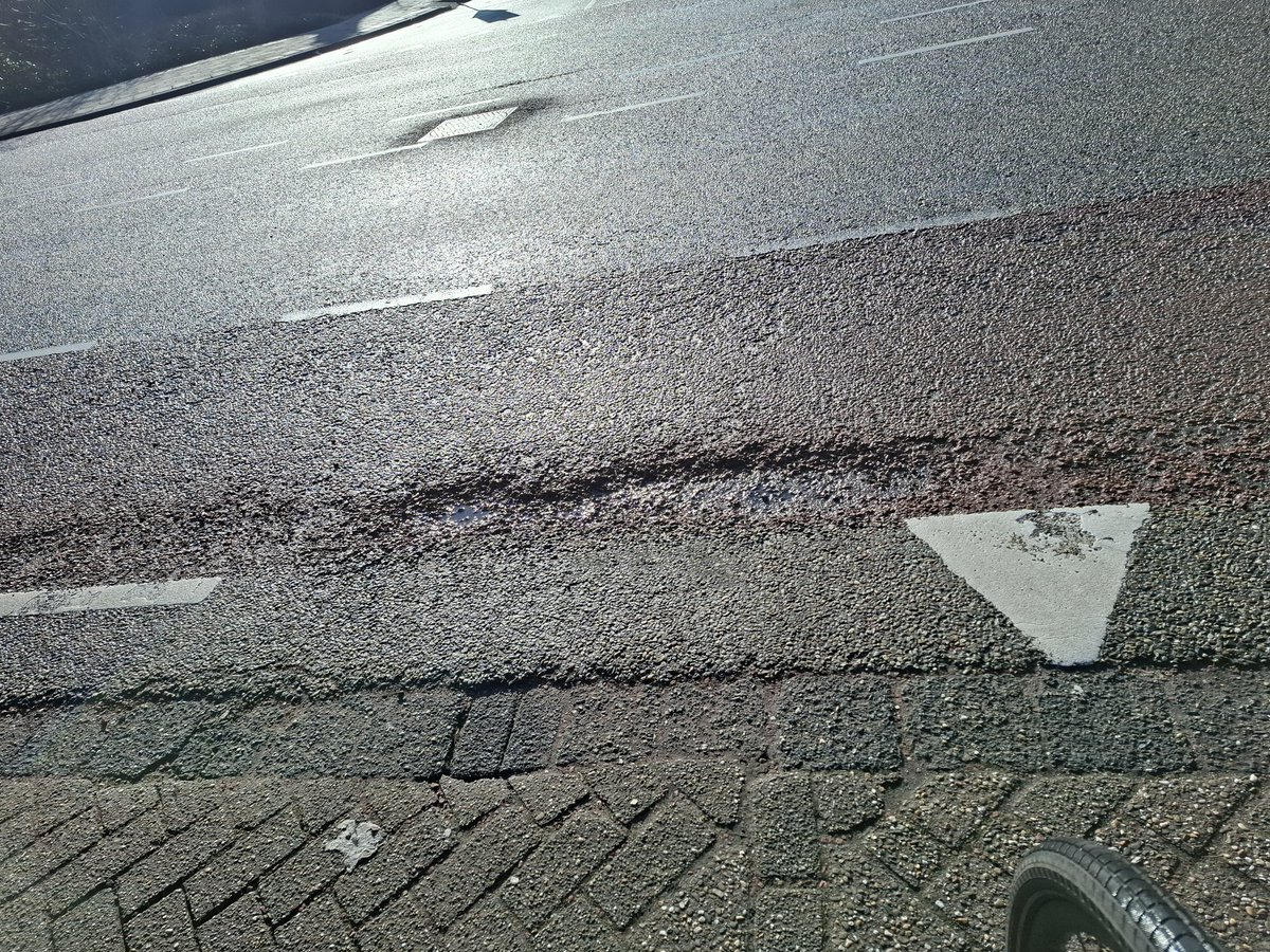 Fietser_Zwolle's tweet photo. Dag @Gemeente_Zwolle de fietsstroken op de #Waallaan zijn op verschillende plekken dringend aan onderhoud toe. Een vrijliggend #fietspad is hier wel een stuk veiliger. Als dat er eens kwam cc @ZwolleFietst https://t.co/iV57Mma75J