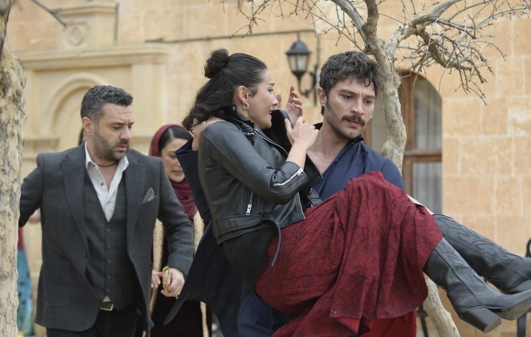 Bak-bak nasil yer degisdirmiş. 
Dert ettiği şey bebek değil, bacakların görünmemesi.
Şerefsiz bu adam.