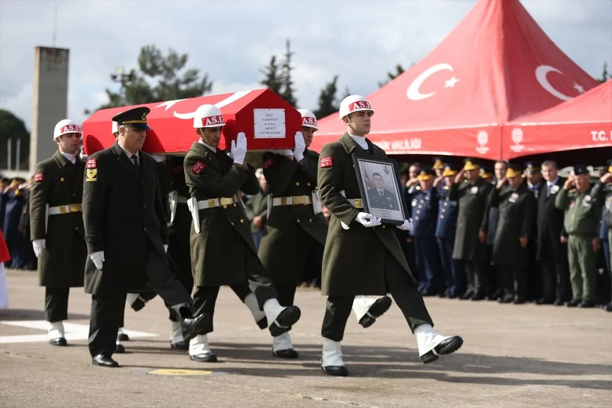 İzmirli Şehidimiz Pilot Binbaşı İbrahim Bolat son yolculuğuna uğurlanıyor. 🇹🇷