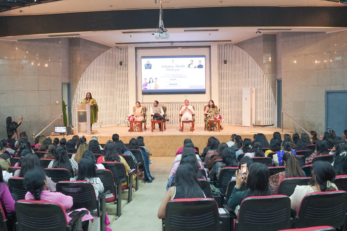 सहकारिता के माध्यम से महिला सशक्तिकरण विषय पर दिल्ली सचिवालय के मुख्य सभागार में आयोजित बैठक में सहभागिता की। महिलाओं को आर्थिक रूप से आत्मनिर्भर और सशक्त बनाने हेतु विभिन्न पहलुओं पर विस्तृत चर्चा की गई।