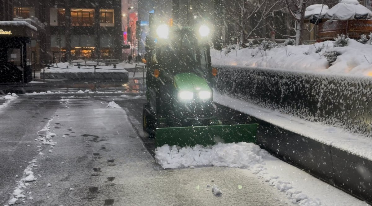 Bogs4NY's tweet image. Light snow this morning in NYC … cause the blizzard wasn’t enough … #nyc #nycwx #timessquare