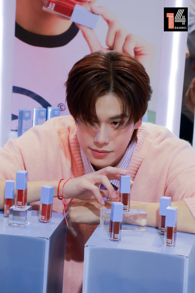 fourteenchannel's tweet image. พี่พรีเซนเตอร์เค้าหล่อออร่ามากๆเลยหล่ะ “ภูวินทร์“ ในงาน “mami GRAND OPENING—the feel-good moment”🌷🩵

PHUWIN WITH MAMI GOP
#MamixPhuwin

#MamiBrand #MamiCosmetic #MamiFeelGoodMoment