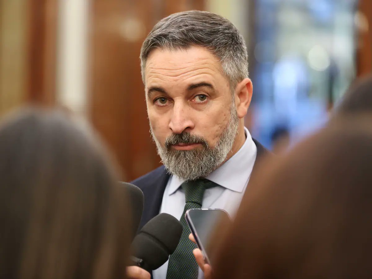 JFranAlbert's tweet photo. Vox anuncia que, si llega al poder, impulsará un referéndum para ilegalizar partidos independentistas.

No es una propuesta menor: es abrir la puerta a usar mayorías coyunturales para excluir opciones políticas del sistema que representan a millones de personas.

La extrema derecha no se lo pensará dos veces para redefinir las reglas del juego y perpetuarse en el poder. Es mucho lo que nos jugamos.