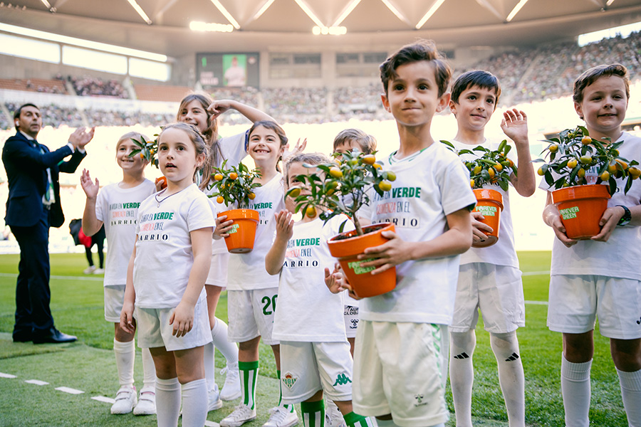 StepByWater's tweet photo. ⚽ ¡Un partido por la sostenibilidad!

La Cartuja celebró una nueva edición del Partido Forever Green, que enfrentó al @RealBetis, miembro de StepbyWater a través de Forever Green, y al @RayoVallecano 🌍 https://t.co/64AGLmOyQV