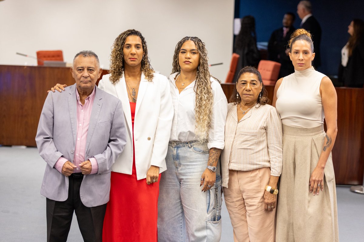 Iniciamos agora o segundo e último dia de julgamento dos acusados de serem os mandantes do assassinato de Marielle e Anderson. 

Foram quase oito anos aguardando por esse momento como uma resposta não apenas a nós, mas ao Brasil e ao mundo. Por todos lugares onde esse crime