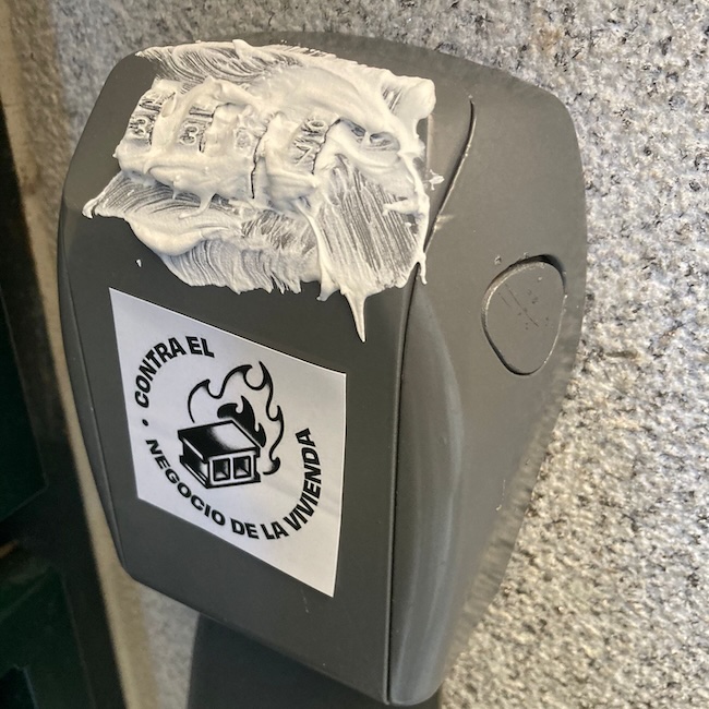 Aparecen saboteados más de 500 cajetines de viviendas turísticas en Granada

👉La acción coincide con una campaña del <a href="/SVGranada/">Sindicato de Vivienda de Granada</a> con el que quieren reabrir el debate sobre el modelo de ciudad y la turistificación.
elindependientedegranada.es/economia/apare…